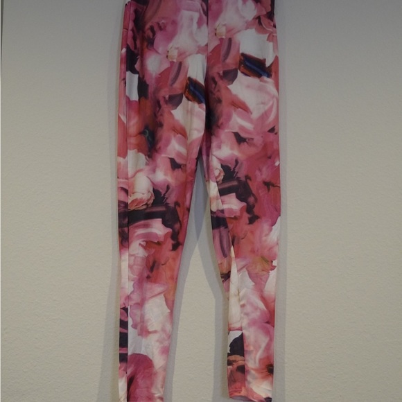 Women Major Floral Vibes Pant - Picture 2 of 2